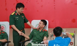 Lãnh đạo Trường Sĩ quan Chính trị thăm hỏi, động viên ĐVTN tham gia hiến máu 