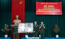 Lãnh đạo Ban Thanh niên Quân đội trao tặng ảnh Bác Hồ cho Lữ đoàn 575