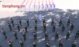 Chiến sĩ Đoàn Nghi lễ múa súng, xếp hình trái tim