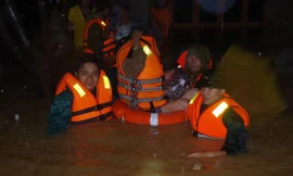 Bộ đội Biên phòng Quảng Trị đưa người dân di tản khỏi vùng ngập lụt trong đêm 17/10. Ảnh: BĐBP