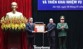 Thừa ủy quyền của Chủ tịch nước, Thượng tướng Hoàng Xuân Chiến trao tặng Huân chương Lao động hạng Nhất cho Ban Quản lý Quảng trường Ba Đình, sáng 4/1.