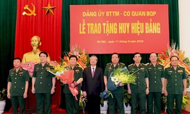 Trao Huy hiệu Đảng cho 2 Đại tướng Quân đội