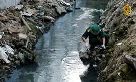 Cán bộ Viện Hóa học Môi trường Quân sự lấy mẫu vật tại hiện trường đám cháy để phân tích từ ngày 5/9. Ảnh: BCHH