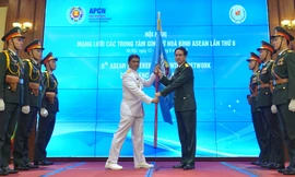 Việt Nam bàn giao cờ APCN cho Indonesia