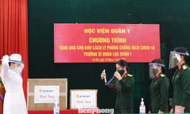 Học viện Quân y tặng mặt nạ chống giọt bắn ngăn dịch COVID-19