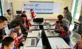 Các em học sinh trường tiểu học ở huyện Si Ma Cai học lập trình bằng chương trình Hour of Code Minecraft trên các thiết bị do SAP và Microsoft tài trợ