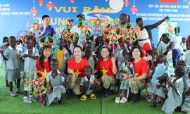 Bộ đội mũ nồi xanh Việt Nam mang Tết Trung thu đến trẻ em Abyei