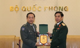 Thượng tướng Phan Văn Giang trao biểu tượng Bộ Tổng tham mưu QĐND Việt Nam tặng Đại tướng Yamazaki Koji