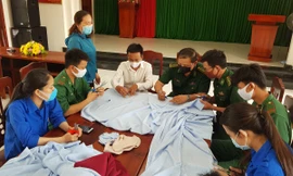 Cán bộ, chiến sĩ Đồn Biên phòng Cần Thạnh và ĐVTN địa phương tự cắt may khẩu trang tặng người nghèo