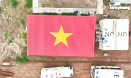 Công binh Việt Nam sơn cờ Tổ quốc gần 100m2 tại căn cứ Highway chào mừng Quốc khánh