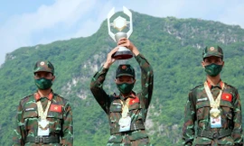Chiến sĩ đội tuyển Việt Nam giơ cao Cúp Vàng cuộc thi Xạ thủ bắn tỉa, sáng 4/9. Ảnh: Nguyễn Minh
