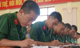 Đoàn viên Trung đoàn 8 (Sư đoàn 395, Quân khu 3) trả lời khảo sát của đoàn kiểm tra, chiều 11/9