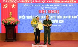 Thượng tướng Trần Quang Phương trao thưởng cho tác giả đạt giải Nhất Cuộc thi sáng tạo logo “Quỹ vì biển, đảo Việt Nam”.