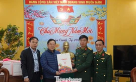 Nhà báo Lê Xuân Sơn trao tặng ấn phẩm Tiền Phong Xuân Canh Tý 2020 cho cán bộ, chiến sĩ Trung đoàn 88, sáng 22/1