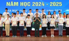 Tuyên dương học sinh tiêu biểu là con em bộ đội