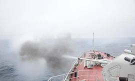 Pháo hạm AK 176 trên tàu Quang Trung khai hỏa tiêu diệt mục tiêu trong ngày thi đấu thứ 2 tại Army Games. Ảnh: Hải Âu