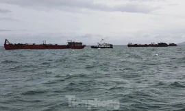 Lực lượng Hải quân và Biên phòng tiếp cận các xà lan từ vùng biển Campuchia về Việt Nam.