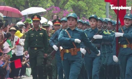 Bộ đội, dân quân luyện tập diễu binh trên đường phố Điện Biên