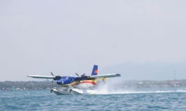 Thủy phi cơ DHC-6 Không quân Hải quân huấn luyện hạ cánh trên biển. Ảnh: Báo Hải quân