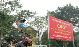 Học viên Học viện Biên phòng tăng cường lên biên giới đứng gác tại chốt kiểm tra phòng chống COVID-19 ở xã Hải Sơn, thành phố Móng Cái (Quảng Ninh). Ảnh: Nguyễn Minh 