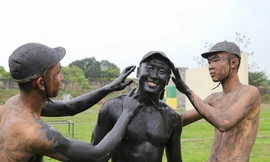 Các chiến đấu viên Đại đội chống khủng bố thuộc Tiểu đoàn Đặc công 20 (Bộ Tham mưu Quân khu 1) giúp nhau ngụy trang trước giờ luyện tập.