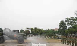 Tiểu đoàn 905, Binh chủng Hóa học luyện tập phương án sử dụng giàn phun khử trùng cải tiến trên xe ARS-14 để tham gia dập dịch tại các ổ dịch COVID-19 trong cộng đồng. Ảnh: Nguyễn Minh