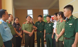 Lãnh đạo các đơn vị cùng các đại biểu điển hình về dự hội nghị, sáng 26/7