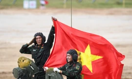 Kíp xe số 1 của đội tuyển Xe tăng Quân đội nhân dân Việt Nam giương cao cờ Tổ quốc sau khi hoàn thành bài thi, chiều 24/8. Ảnh: QĐND