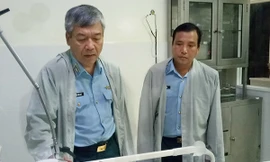 Lãnh đạo Quân chủng Phòng không- Không quân đến thăm hỏi, nắm tình hình sức khỏe Anh hùng phi công Nguyễn Văn Bảy tại Bệnh viên Quân y 175, ngày 19/9. Ảnh: PK-KQ