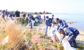 Tuổi trẻ Lữ đoàn 162 Hải quân và đơn vị kết nghĩa thu gom gần 1 tấn rác thải nhựa