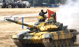 Kíp xe số 3 của đội tuyển xe tăng Việt Nam tham gia vòng loại cuộc thi "Xe tăng hành tiến". Ảnh: QĐND