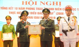 Đại tướng Tô Lâm trao tặng Bằng khen cho các cá nhân có thành tích xuất sắc trong học tập, thực hiện 6 điều Bác Hồ dạy. 