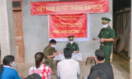 Cán bộ Đồn Biên phòng Bạch Đích (Hà Giang) vận động nhân dân ký cam kết phòng chống dịch và không xuất nhập cảnh trái phép