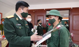 Thượng tá Nguyễn Đức Cương, Phó trưởng Ban Thanh niên Quân đội tặng quà tân binh huyện Ngân Sơn lên đường nhập ngũ năm 2021, sáng 27/2