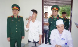 Đại tá Trần Văn Hùng, Chỉ huy trưởng Bộ CHQS tỉnh Nghệ An kiểm tra khám tuyển sức khỏe nghĩa vụ quân sự năm 2019 tại huyện Nghi Lộc