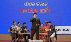 Đội thi Đoàn kết của học viên Lào trong phần thi chào hỏi