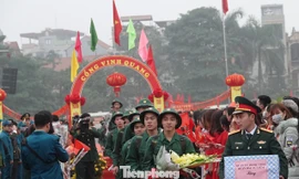 Thanh niên quận Bắc Từ Liêm (Hà Nội) bước qua Cổng vinh quang lên đường nhập ngũ, sáng 11/2