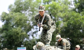 Nữ chiến sĩ Lữ đoàn Đặc công 429 luyện tập vượt dây thép gai đánh địch