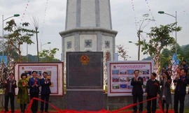 Các đại biểu cắt băng khánh thành công trình Cột cờ Lũng Pô