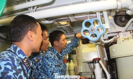 Thiếu tá Trần Văn Phương (đầu tiên từ phải qua) đang huấn luyện cho bộ đội. Ảnh: NVCC