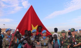 Trung úy Sa Minh Ngọc (người mặc quân phục thứ 3 từ trái sang) cùng đồng đội và các em nhỏ người Nam Sudan