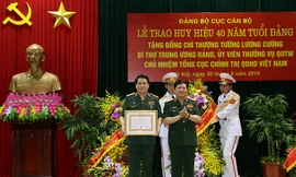 Trao Huy hiệu 40 năm tuổi Đảng cho Thượng tướng Lương Cường 