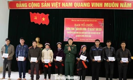 Xuân biên giới thắm tình quân dân