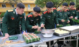 Các đội thi thực hành gói bánh chưng, sáng mùng 3 Tết