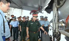 Đại tướng Phan Văn Giang kiểm tra bộ đội Phòng không - Không quân và Quân đoàn 2