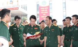 Thượng tướng Lương Cường, Chủ nhiệm Tổng cục Chính trị QĐND Việt Nam và các đại biểu tham quan khu trưng bày của Trường Sĩ quan Chính trị tại lễ tổng kết, trao giải thưởng sáng 18/5