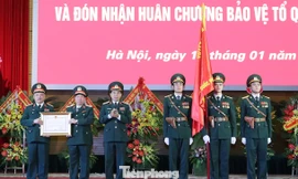 Thượng tướng Phan Văn Giang, Tổng Tham mưu trưởng QĐND Việt Nam trao Huân hương Bảo vệ Tổ quốc hạng Nhì cho Viện Chiến lược Quốc phòng, sáng 10/1