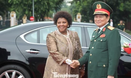 Bộ trưởng Quốc phòng Việt Nam đón Bộ trưởng Quốc phòng Nam Phi tới Hà Nội hội đàm, chiều 22/8