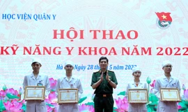 Bác sĩ tương lai thao diễn kỹ năng y khoa