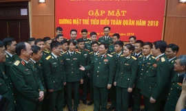 Đại tướng Ngô Xuân Lịch và Đại tướng Lương Cường trò chuyện với các đại biểu tại cuộc gặp mặt, chiều 14/3